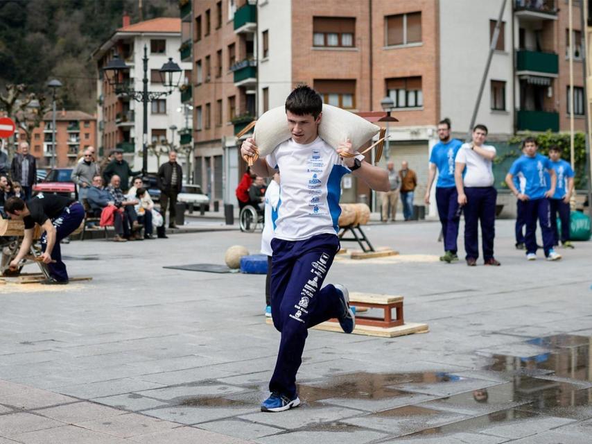 Un joven en la plaza de Alonsotegui.