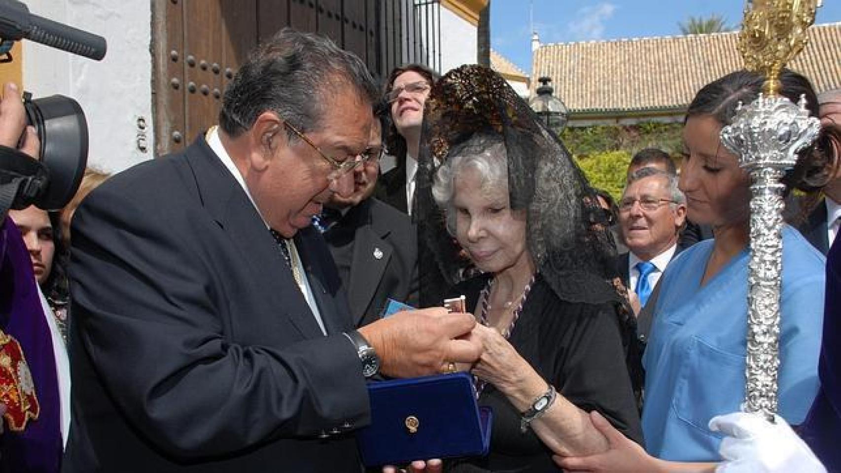 La duquesa recibió la medalla y las llaves de la Hermandad de los Gitanos