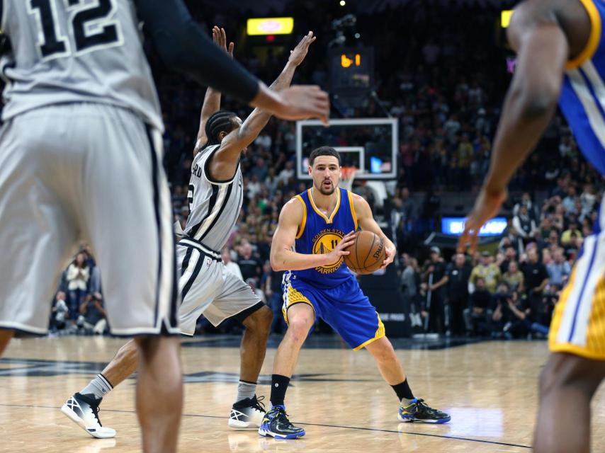 Klay Thompson ante Kawhi Leonard en el último Warriors-Spurs.