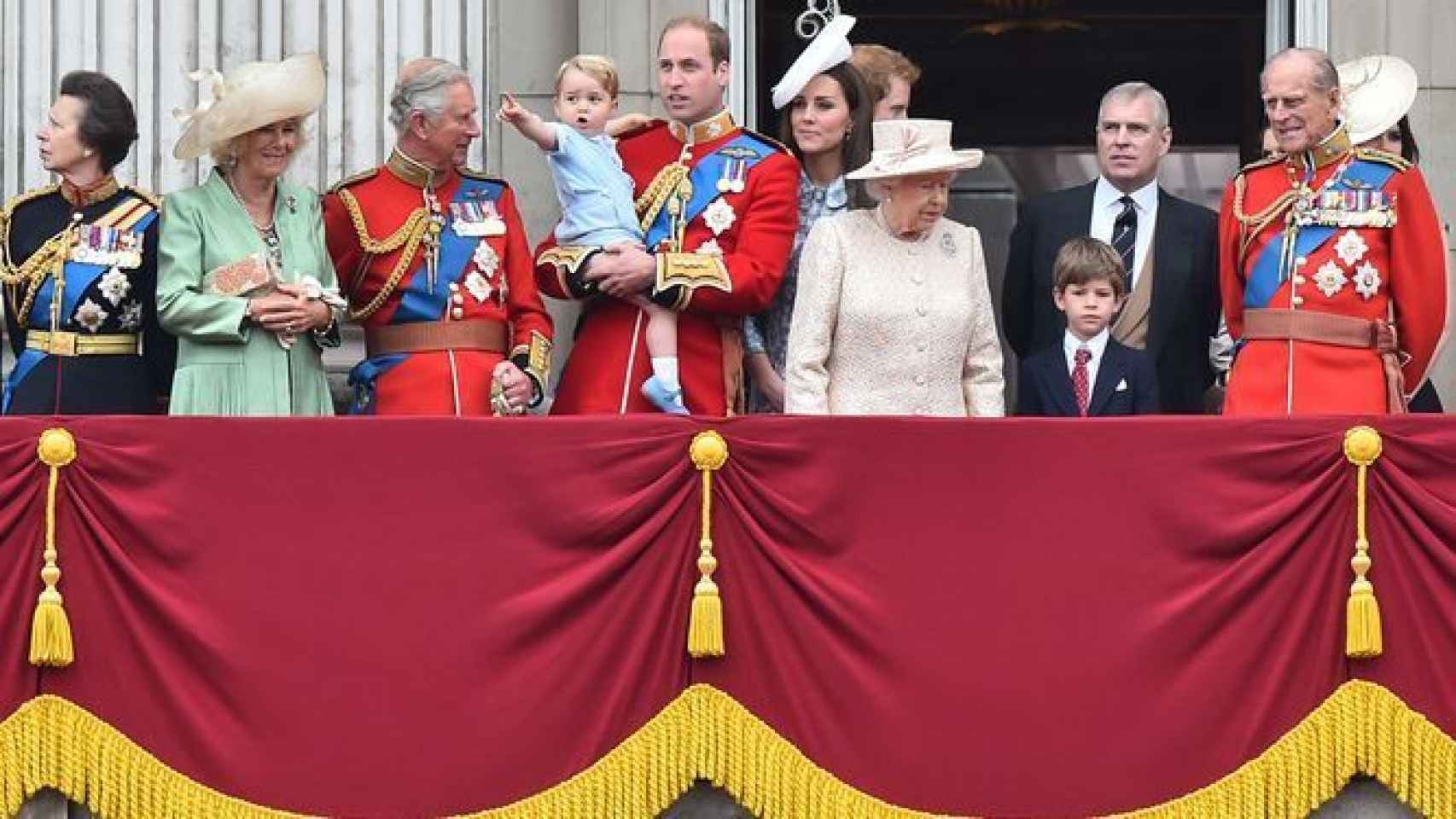 La familia Real británica al completo en el balcón en el 89 cumpleaños de Isabel II