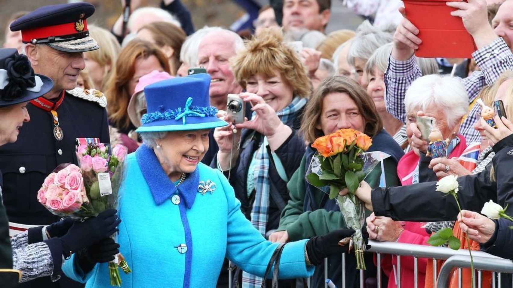 A Isabel II le gusta recibir el calor del pueblo británico
