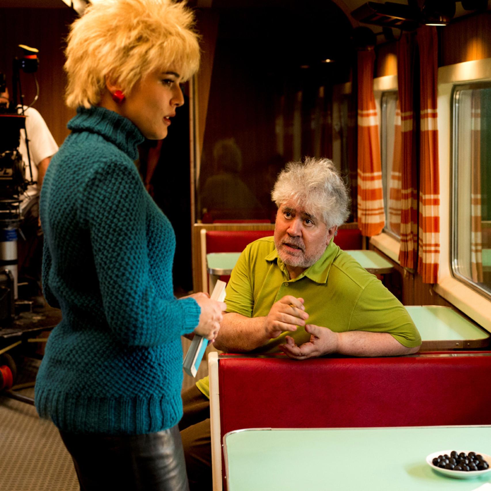 Almodóvar con Adriana Ugarte durante el rodaje de Julieta, su última película.