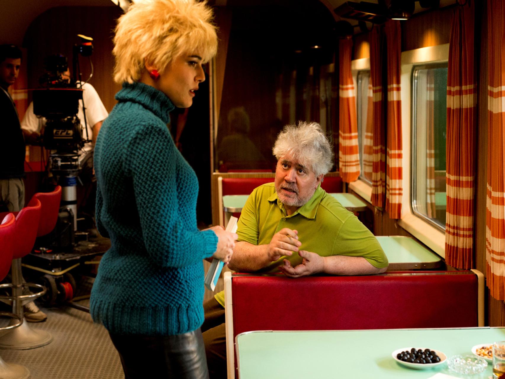 Almodóvar con Adriana Ugarte durante el rodaje de Julieta, su última película.