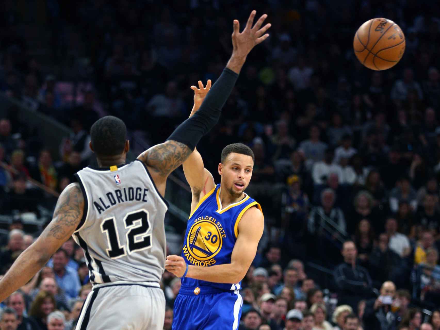 Curry pasa la pelota contra los San Antonio Spurs.