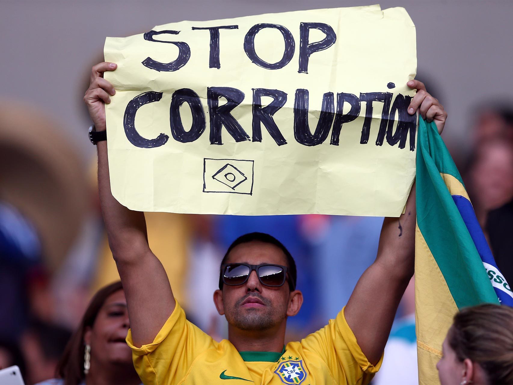 Un brasileño protesta contra Lula.