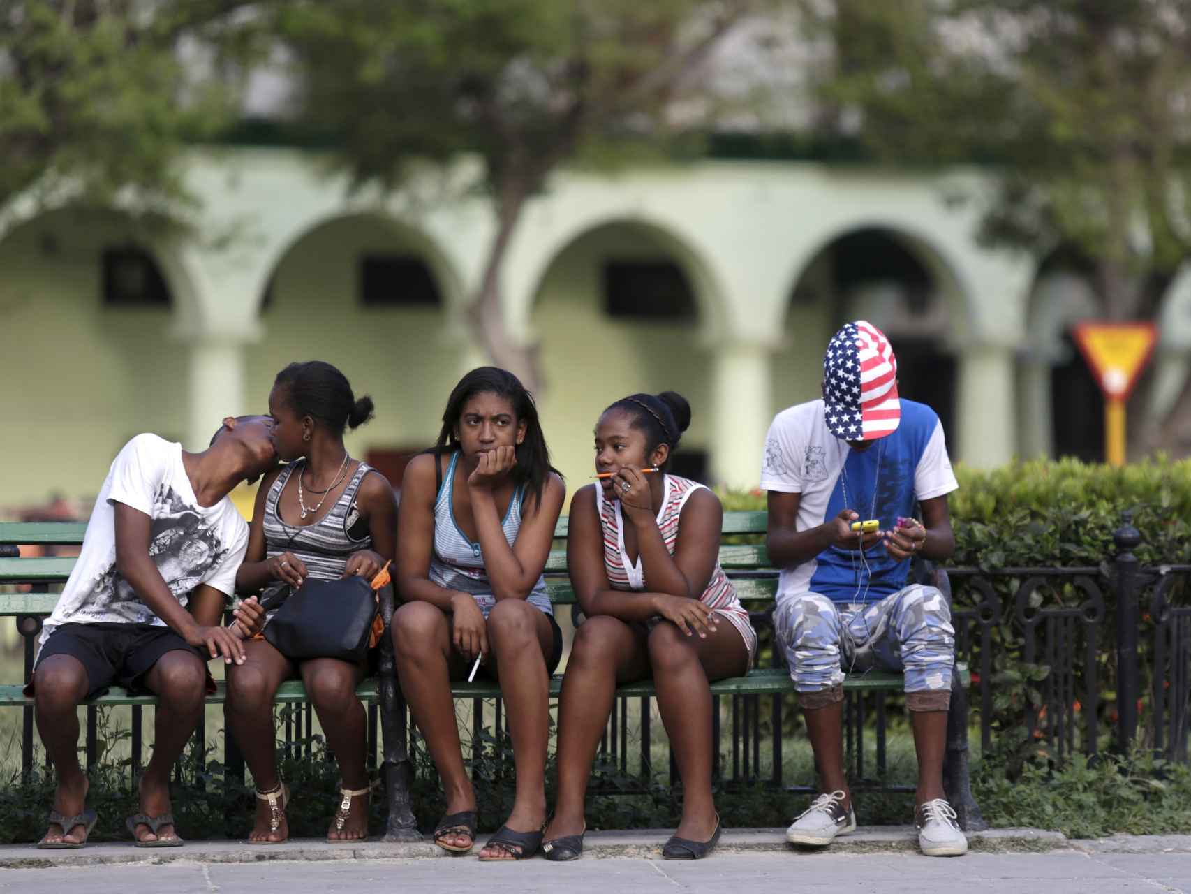 Adolescentes cubanos reunidos en una plaza de La Habana.