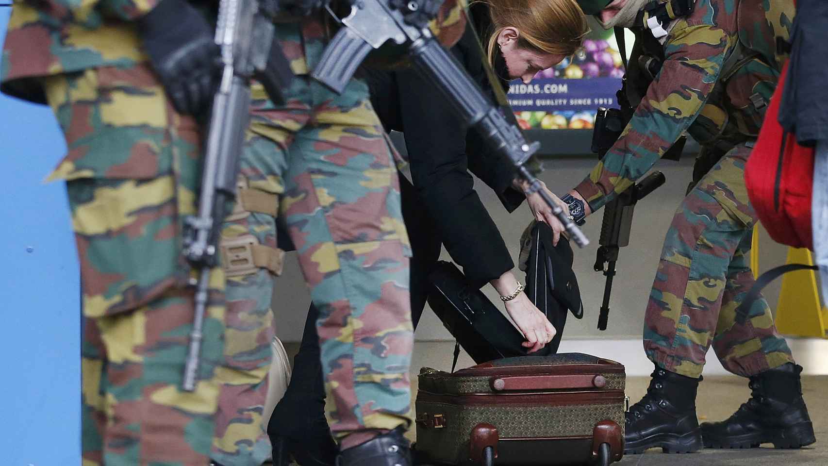 Soldados comprobando el equipaje de una mujer tras los atentados del 22-M.