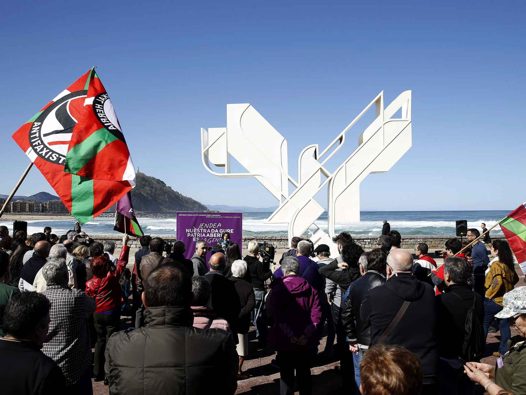 Podemos ha celebrado el Aberri Eguna con un acto simbólico en San Sebastián.