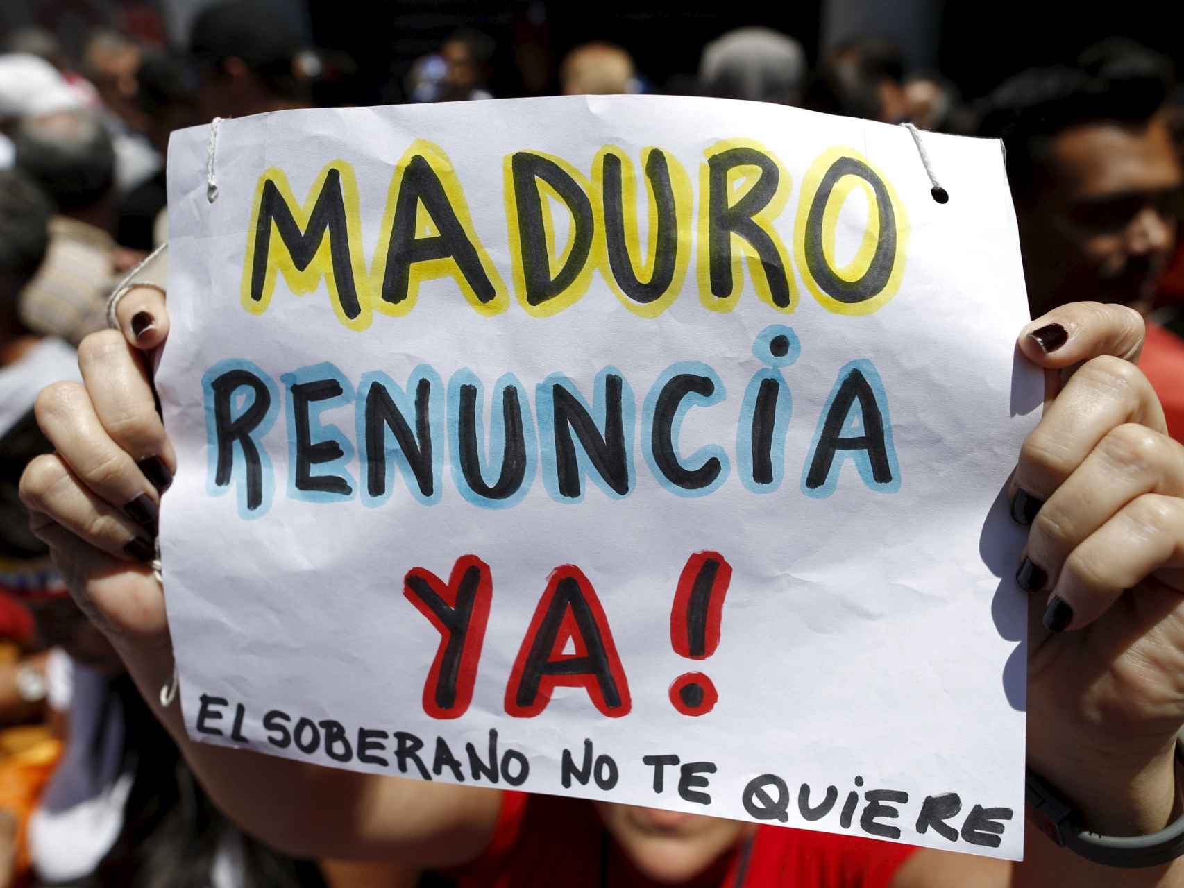 Una imagen de archivo de un opositor durante una marcha contra Maduro en Caracas.
