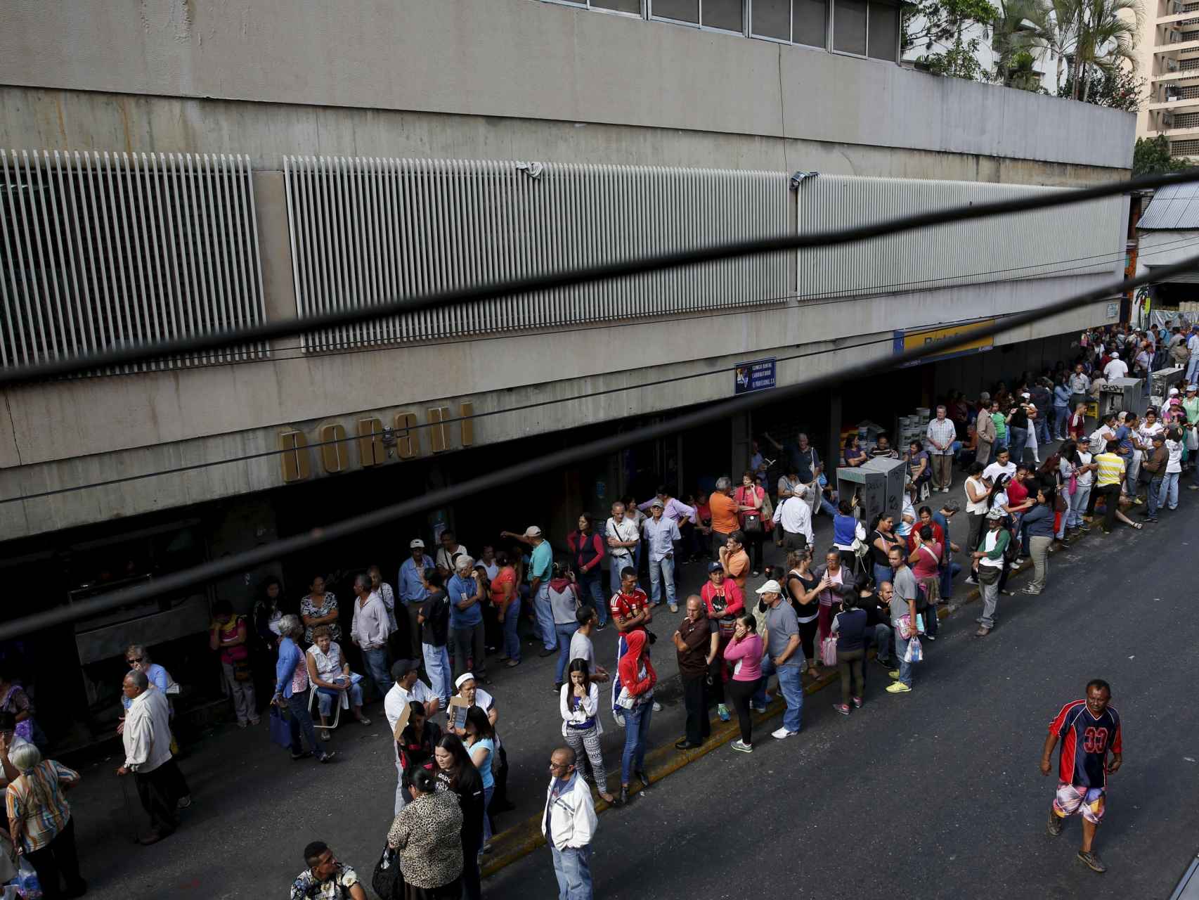 Colas para tratar de comprar alimentos en Caracas.