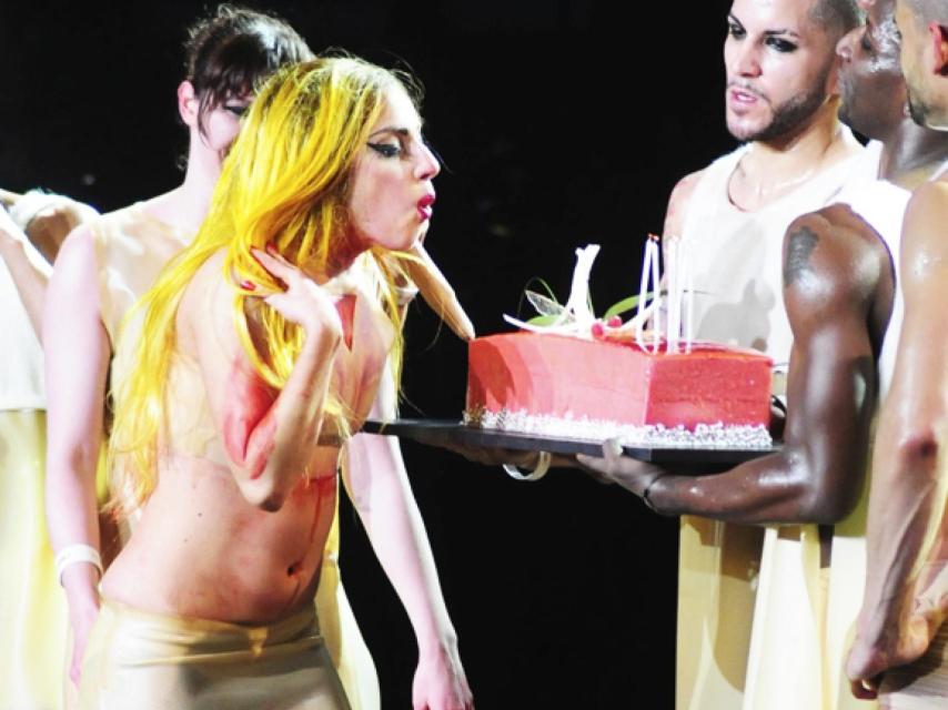 Lady Gaga soplando las velas encima del escenario