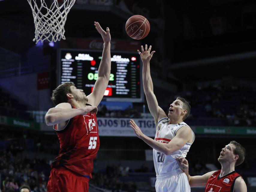 Jaycee Carroll intenta anotar ante Kravtsov en el Madrid-CAI.