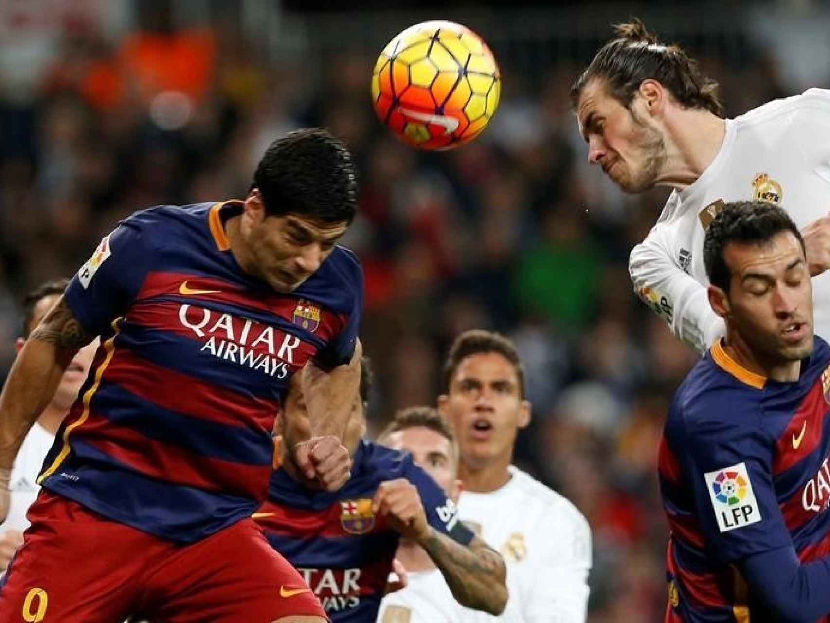 Bale y Luis Suárez disputan un balón en el último partido entre Madrid y Barcelona
