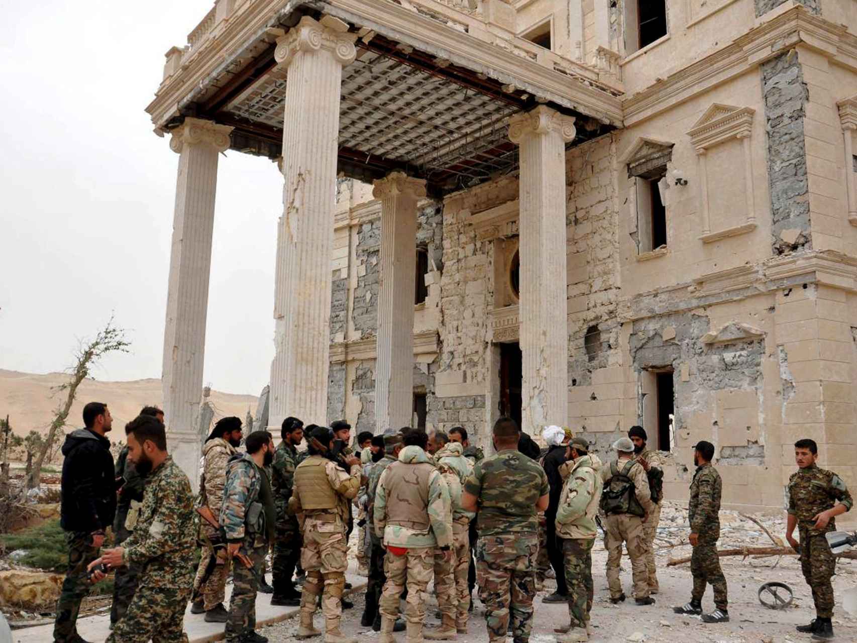Soldados del Ejército sirio junto a uno de los palacios de Palmira