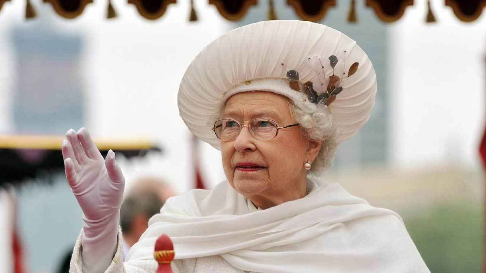 La reina Isabel II saluda en un acto de estado.