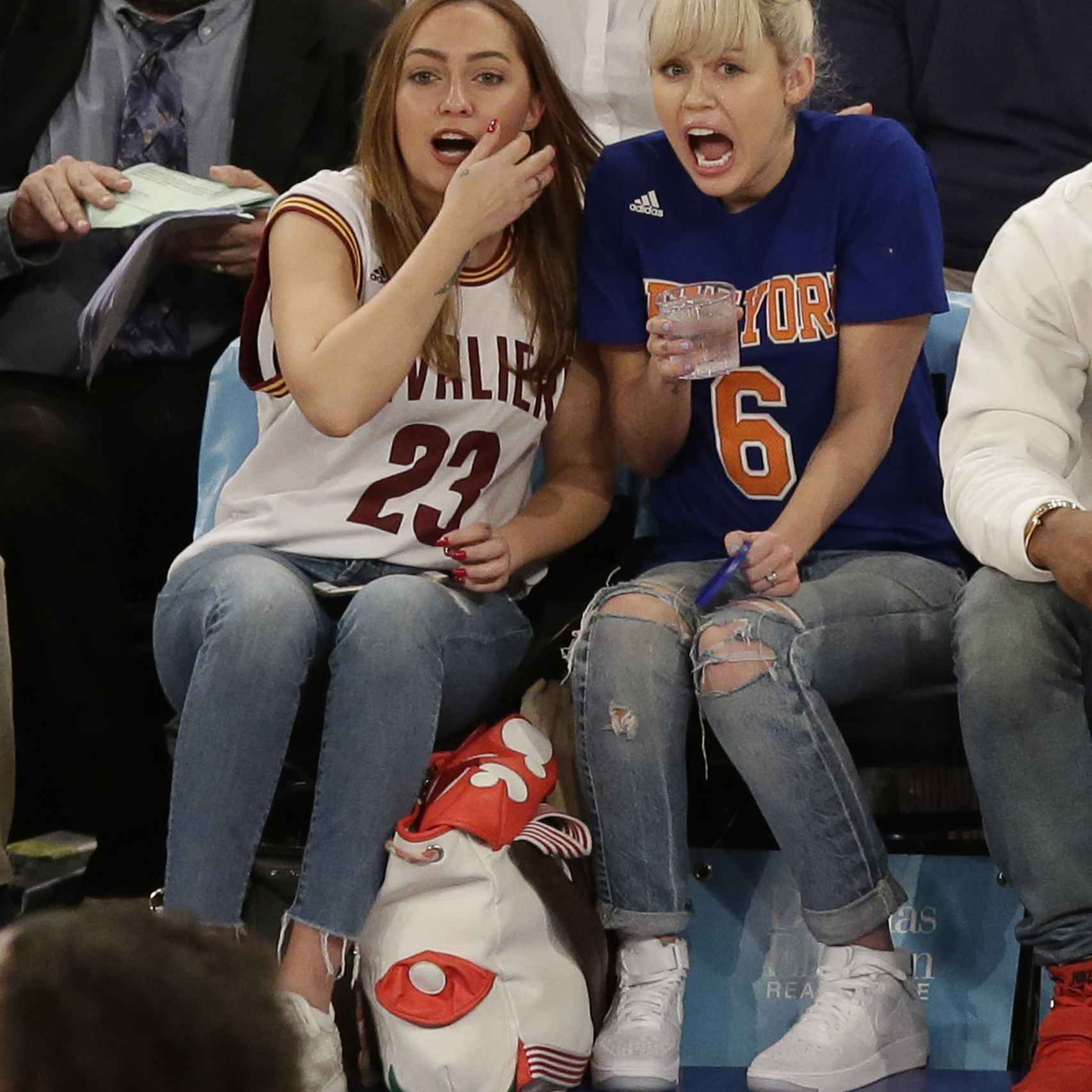 Miley Cyrus y su hermana vivieron de forma intensa el partido