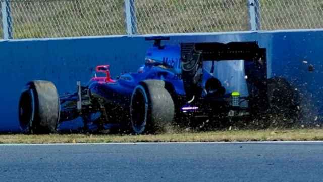 Imagen del accidente de Fernando Alonso durante la pretemporada 2015 con McLaren.