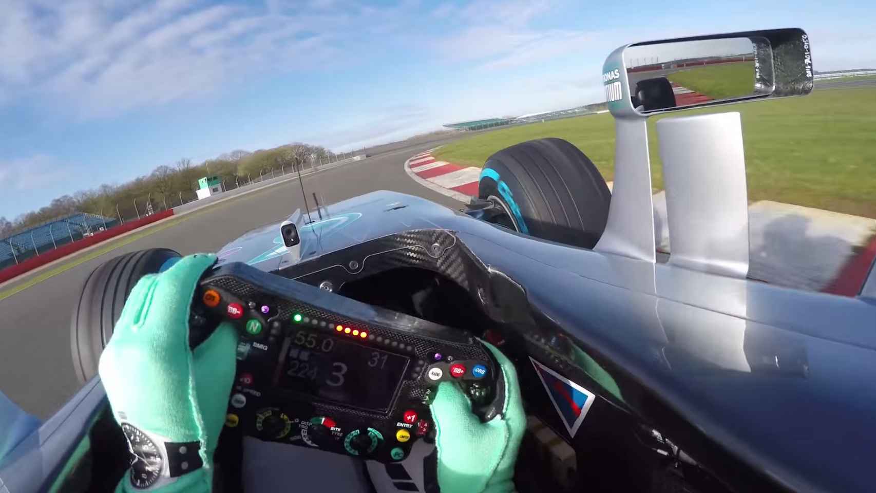 Imagen de la nueva cámara (frente al volante) en el monoplaza de Nico Rosberg durante la pretemporada.