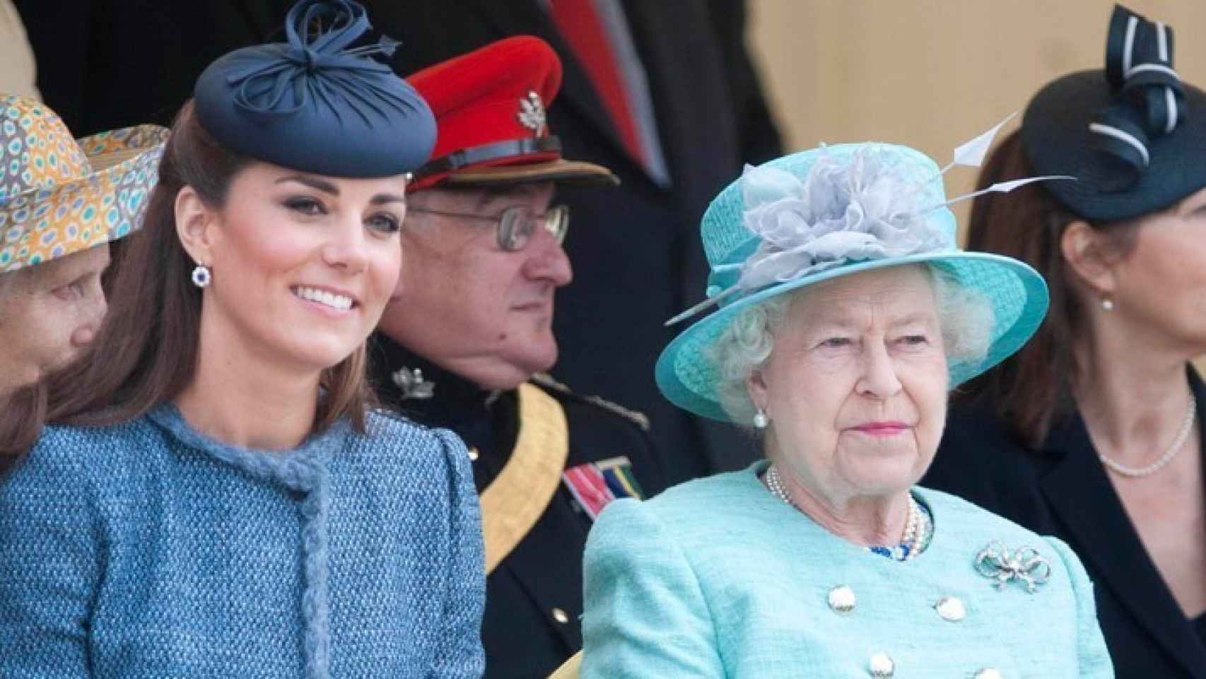 Isabel II junto a Kate Middleton.
