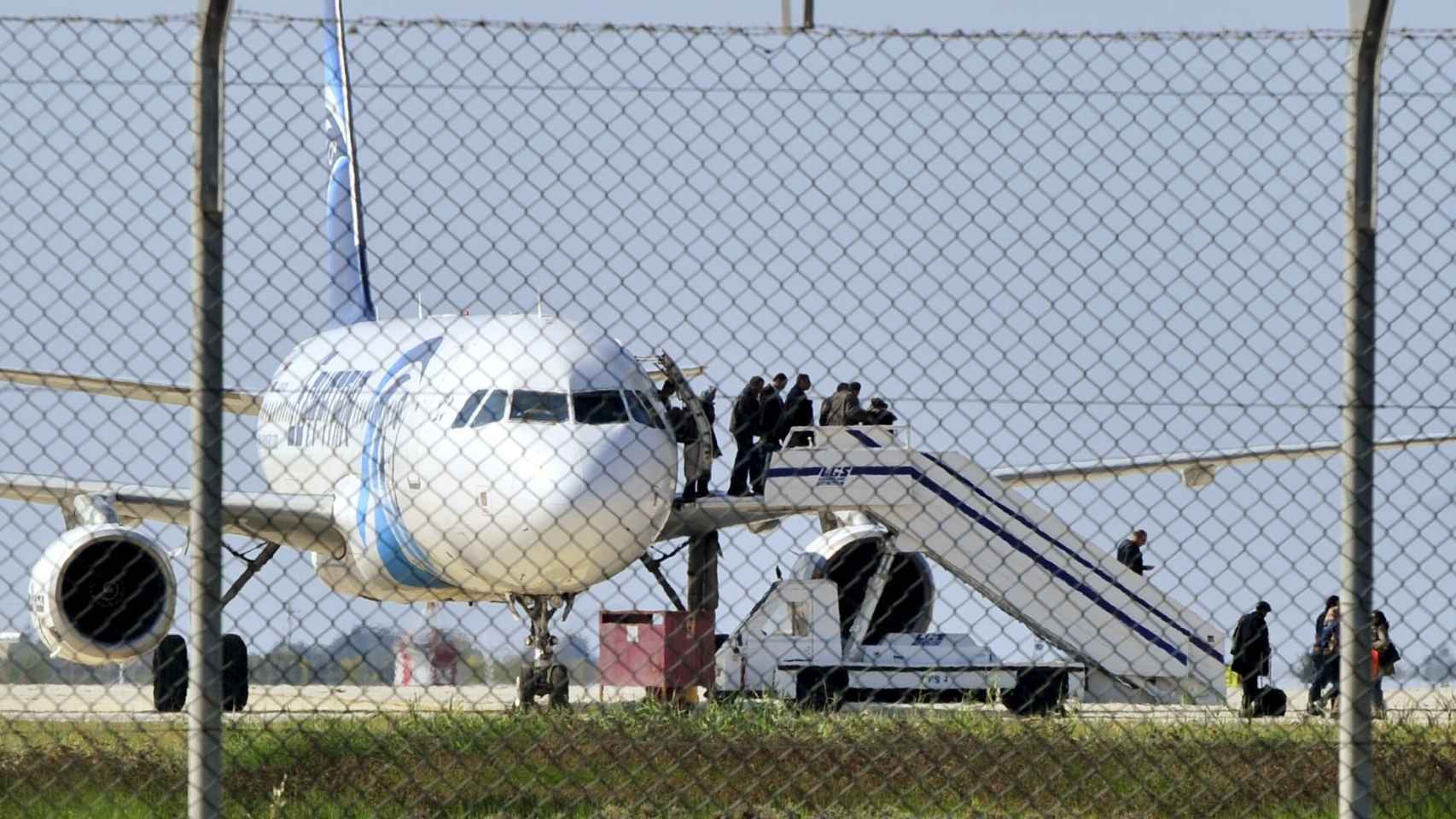 Algunos pasajeros abandonan el avión de Egypt Air secuestrado.