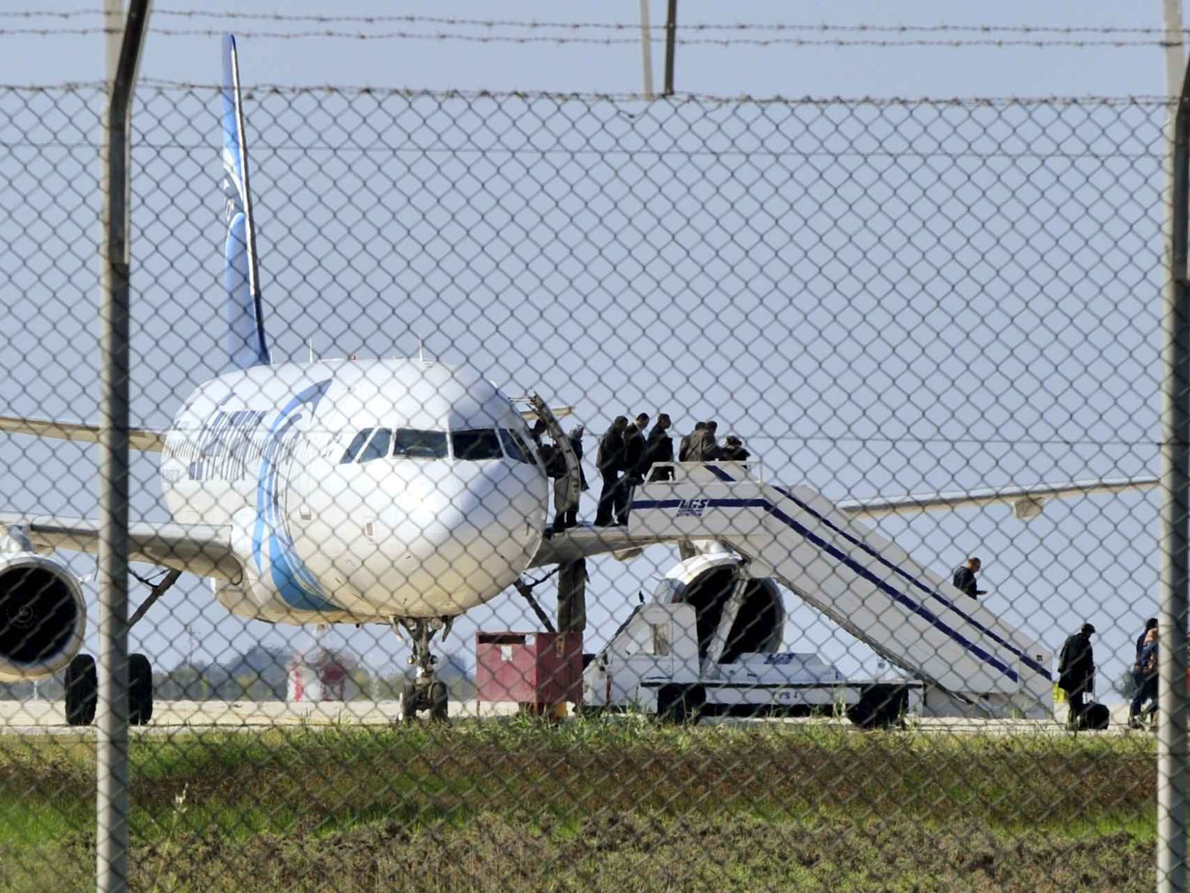 Algunos pasajeros abandonan el avión de Egypt Air secuestrado.