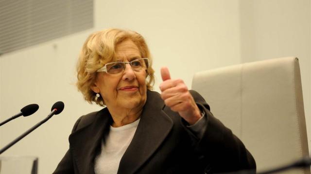 La alcaldesa de Madrid, Manuela Carmena, recibiendo el premio a maratoniana de honor.