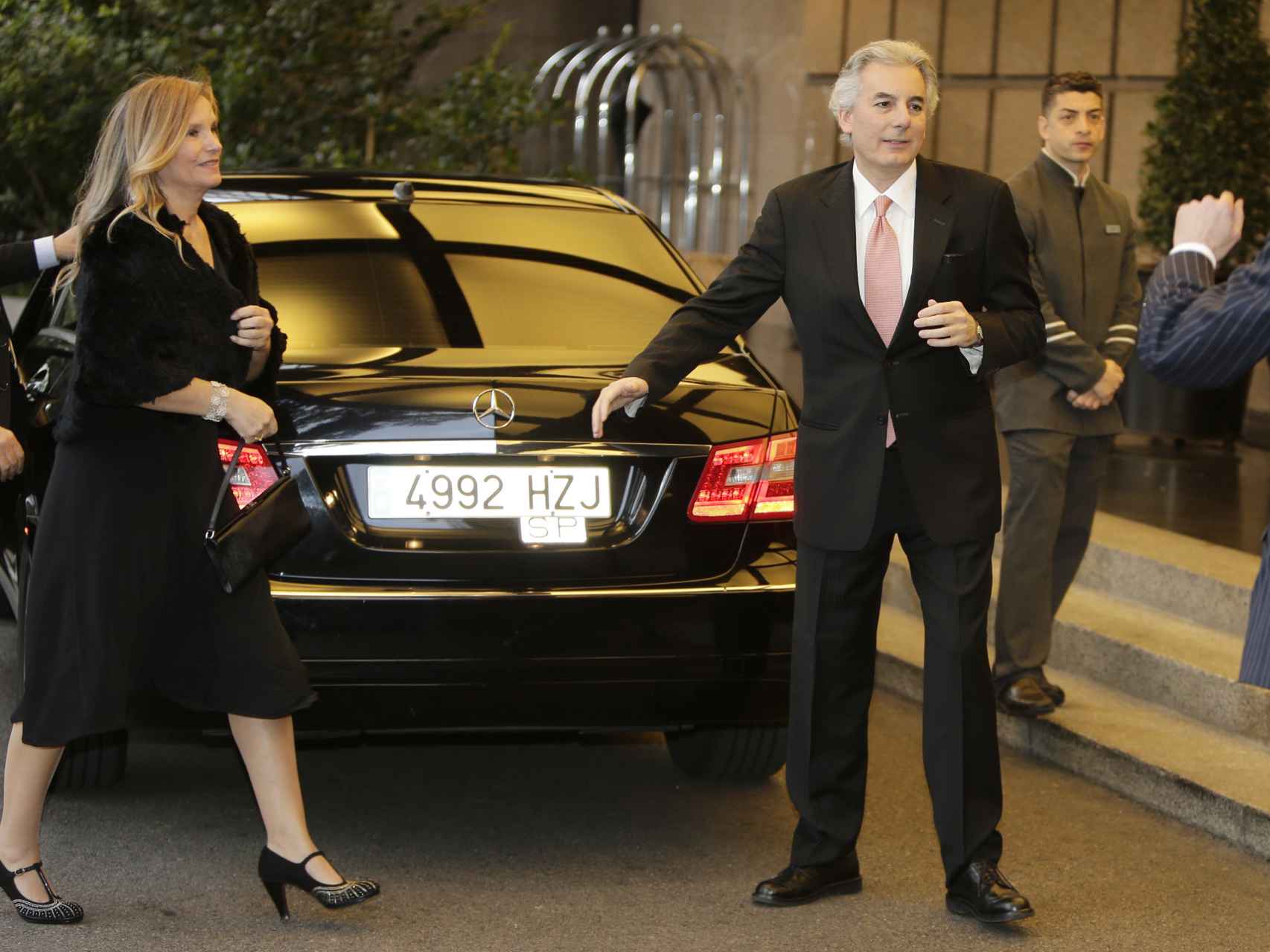 Álvaro Vargas Llosa y su mujer Susana Abad a su llegada al Hotel Villa Magna