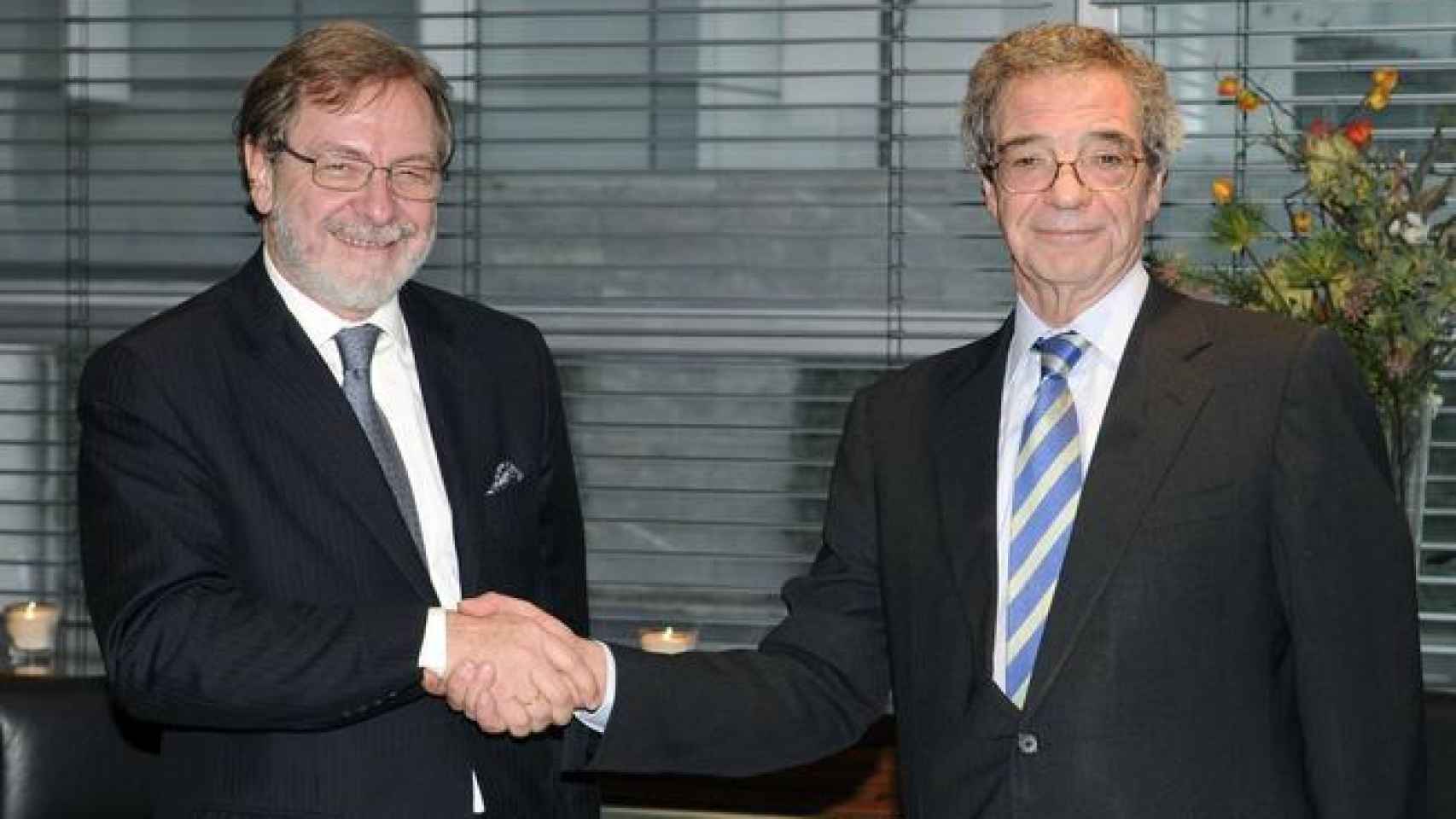 Juan Luis Cebrián y César Alierta, expresidente de Telefónica, acordaron la venta de Digital Plus.