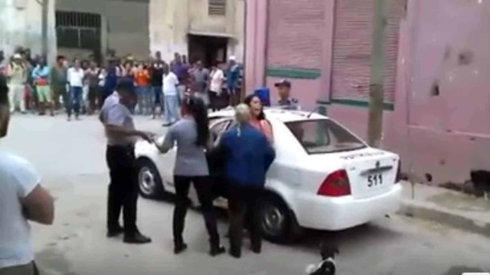 La Policía Revolucionaria intenta detener a la opositora.