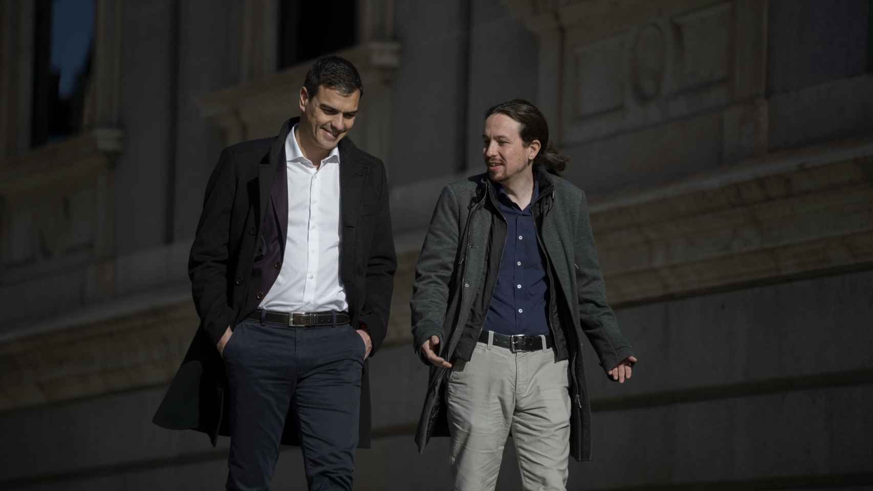 PAblo Iglesias y Pedro Sánchez caminan juntos hacia el Congreso