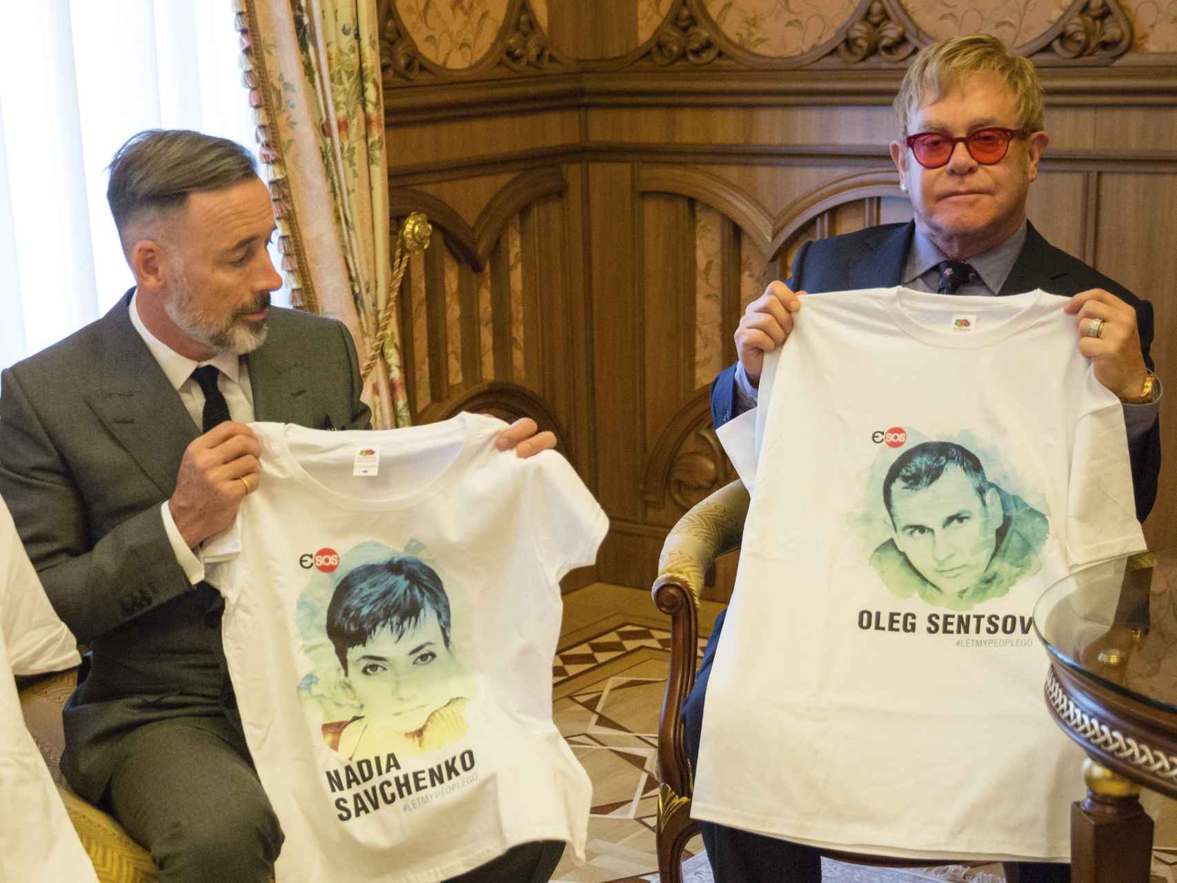Sir Elton John y David Furnish apoyando a los prisioneros políticos en Kiev