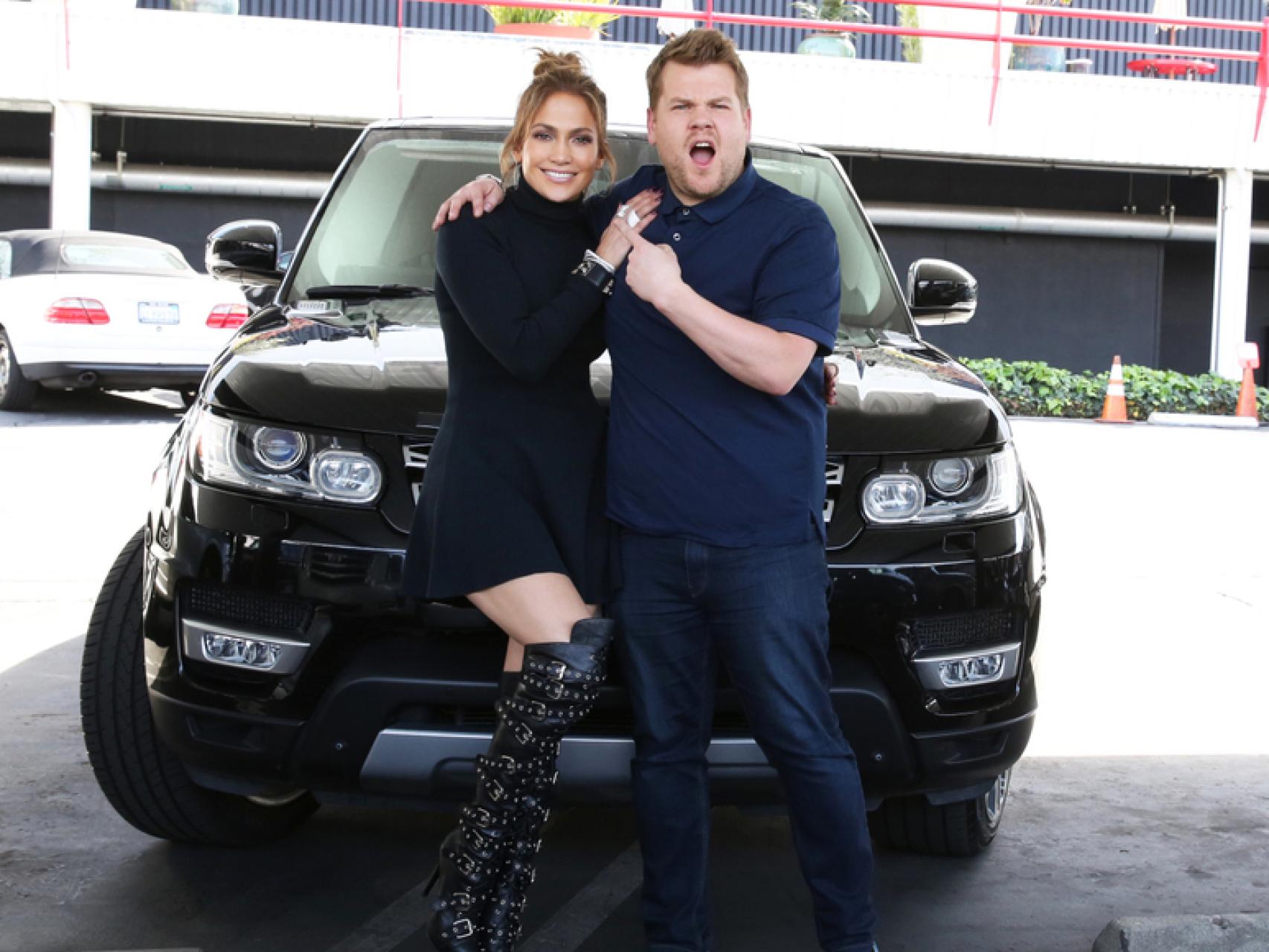 Jennifer Lopez y James Corden antes de empezar el programa Carpool Karaoke