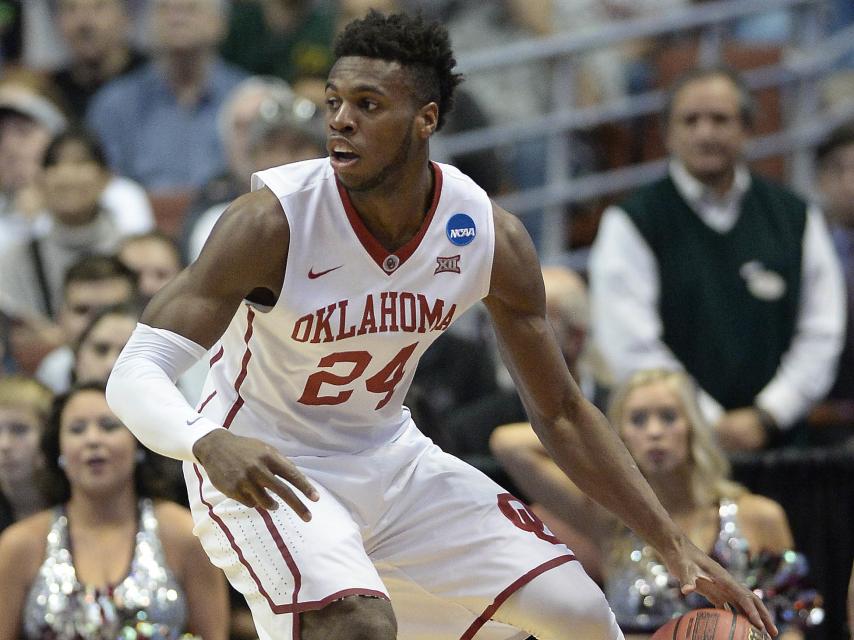 Buddy Hield controla el balón en un partido reciente con Oklahoma.