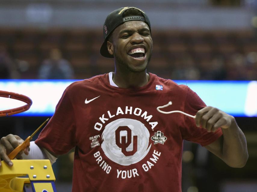 Buddy Hield celebra el título regional de Oklahoma. Cómo no, sonriendo.