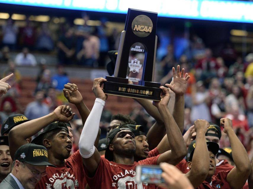 Buddy Hield levanta el trofeo regional con Oklahoma.