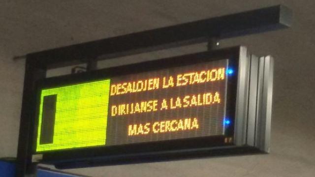 Los letreros luminosos activados por error ordenaban desalojar las estaciones.