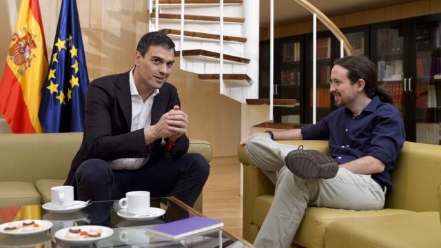 Pedro Sánchez y Pablo Iglesias durante su reunión en el Congreso.