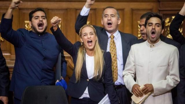 Lilian Tintori, esposa de Leopoldo López, acompañada de diputados de la Mesa de Unidad Democrática.