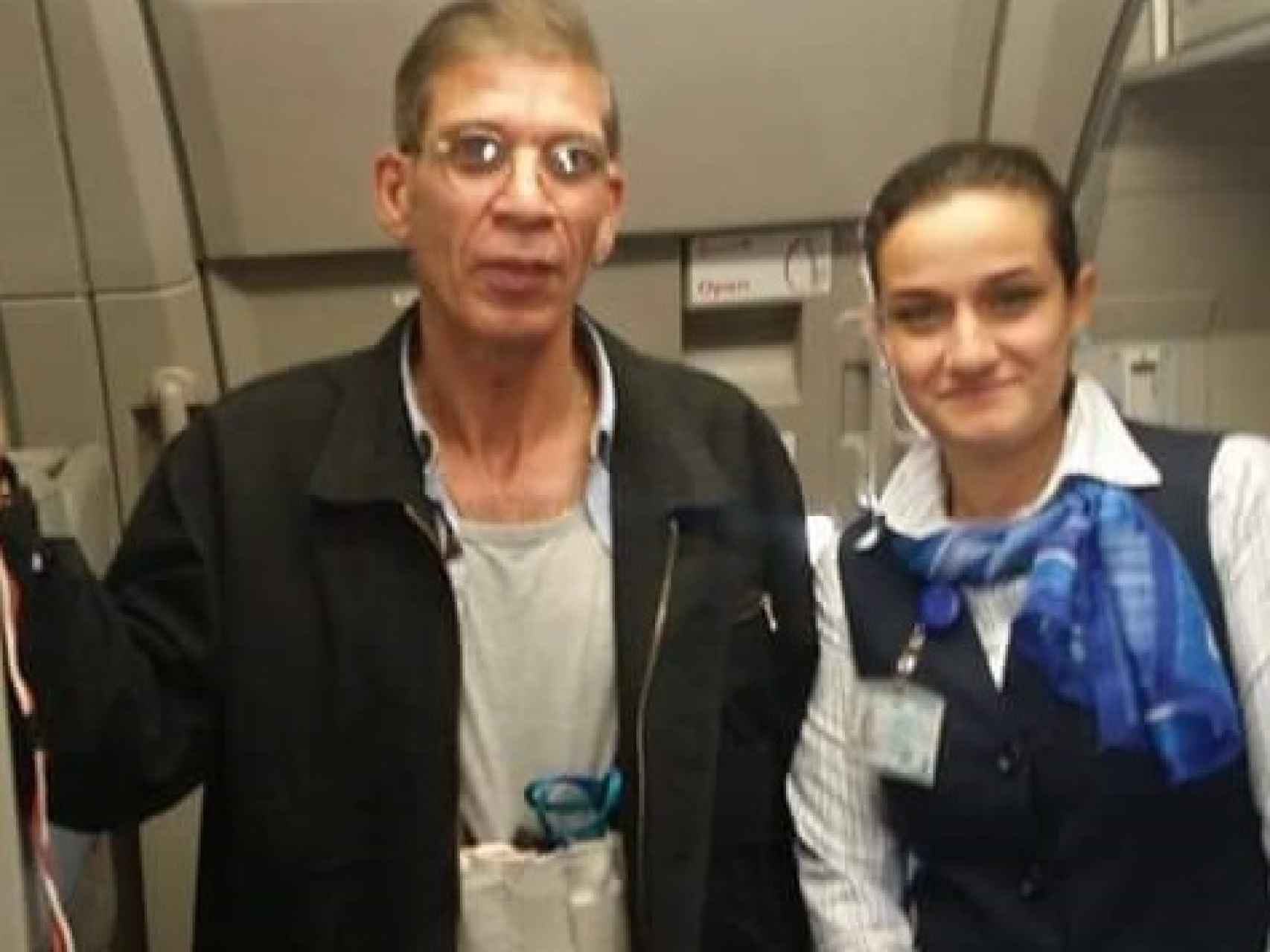 Otra rehén, en este caso una tripulante de vuelo, también posó junto al secuestrador de Egypt Air.