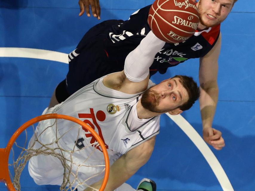 Andrés Nocioni captura un rebote ante el Baskonia en la Copa.