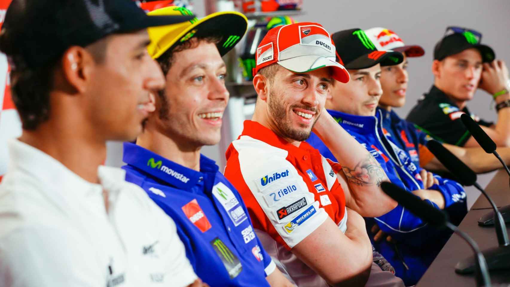 Rossi sonríe ante una pregunta; Lorenzo y Márquez, más serios.