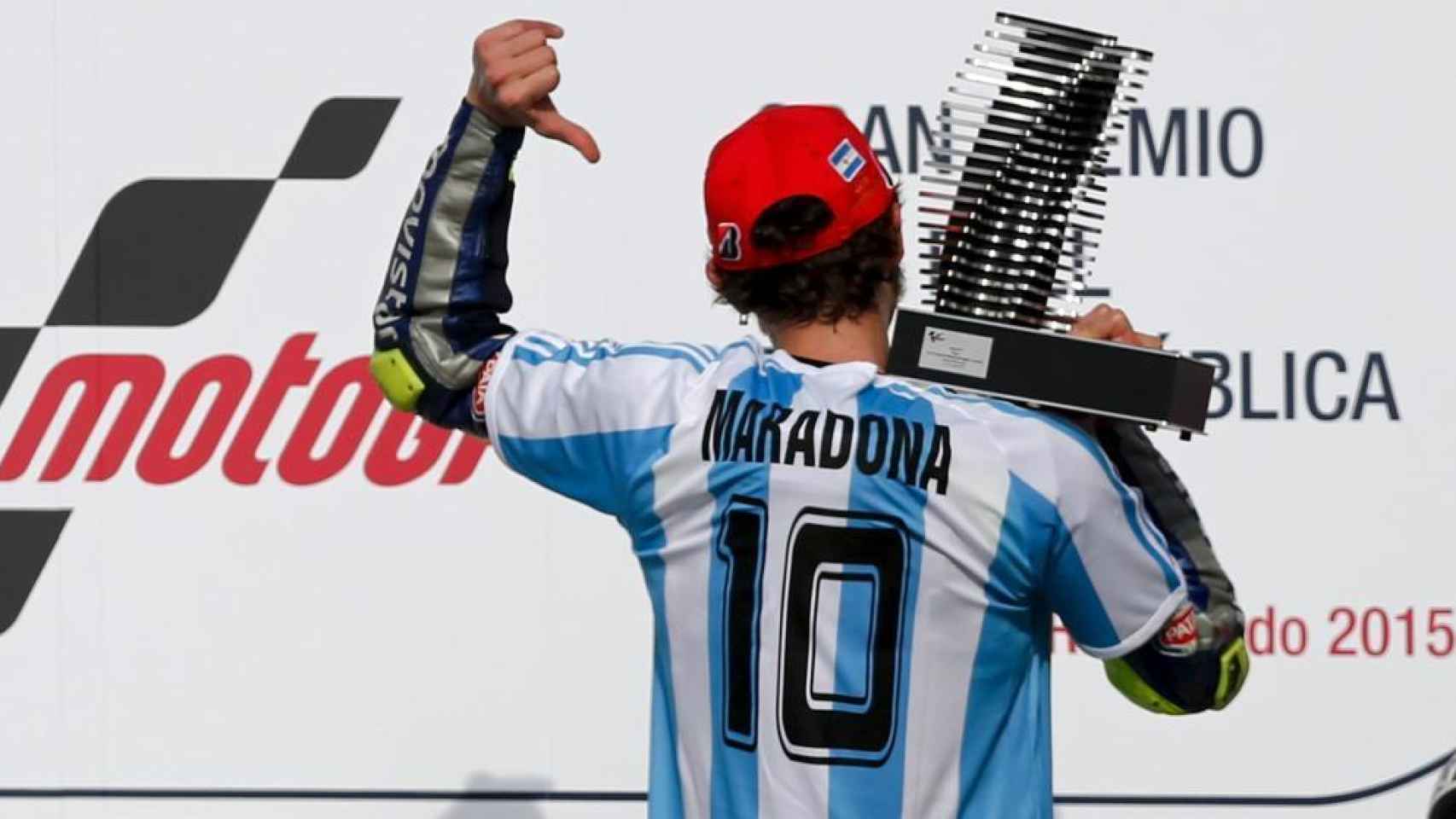 Valentino Rossi, celebrando su triunfo con la camiseta de Maradona.