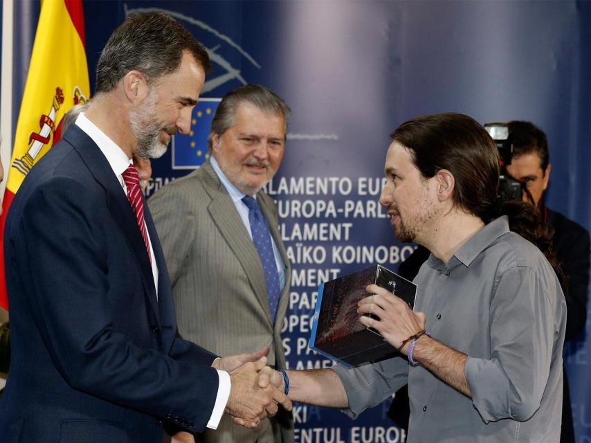 El momento en el que Pablo Iglesias regaló Juego de Tronos a Felipe VI.