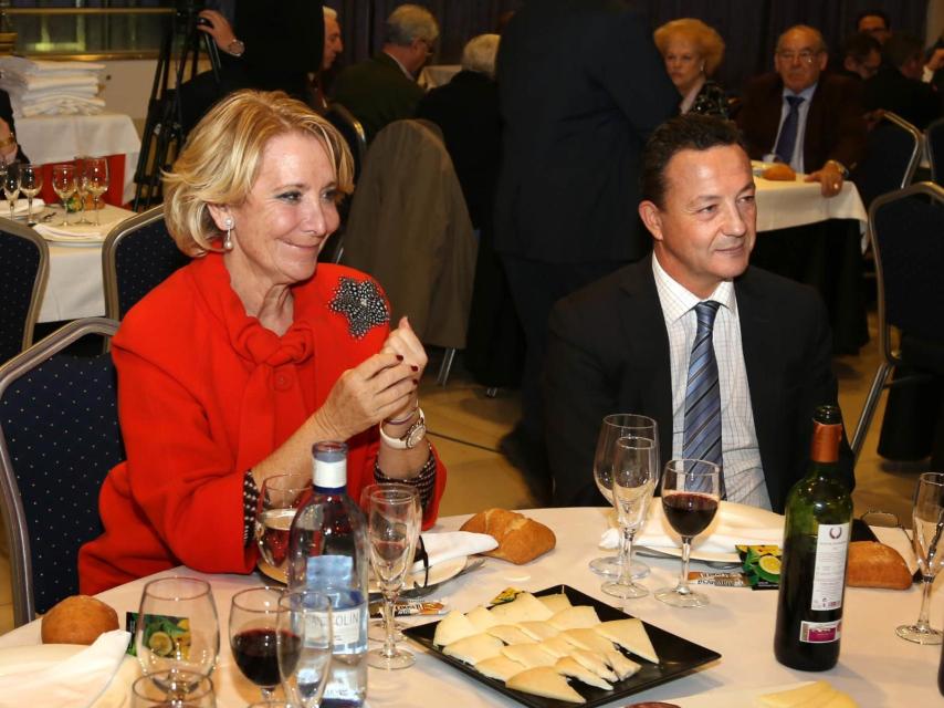 Aguirre y Henríquez de Luna en la Copa de Navidad del PP de Villaverde en 2013.