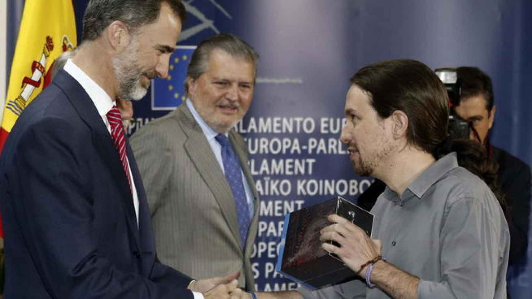 Felipe VI recibe en Bruselas el regalo de Pablo Iglesias.