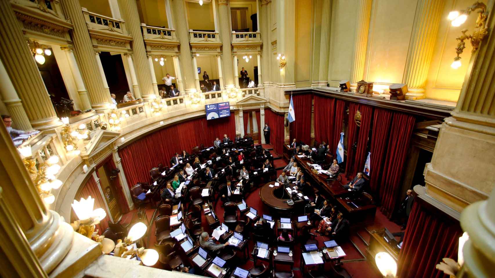 Los senadores debaten sobre el acuerdo en el Senado de Buenos Aires.