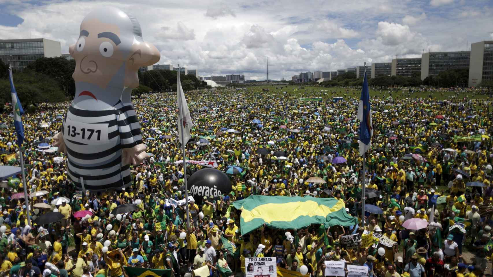 El muñeco inflable de un Lula presidiario se propaga por Brasil.