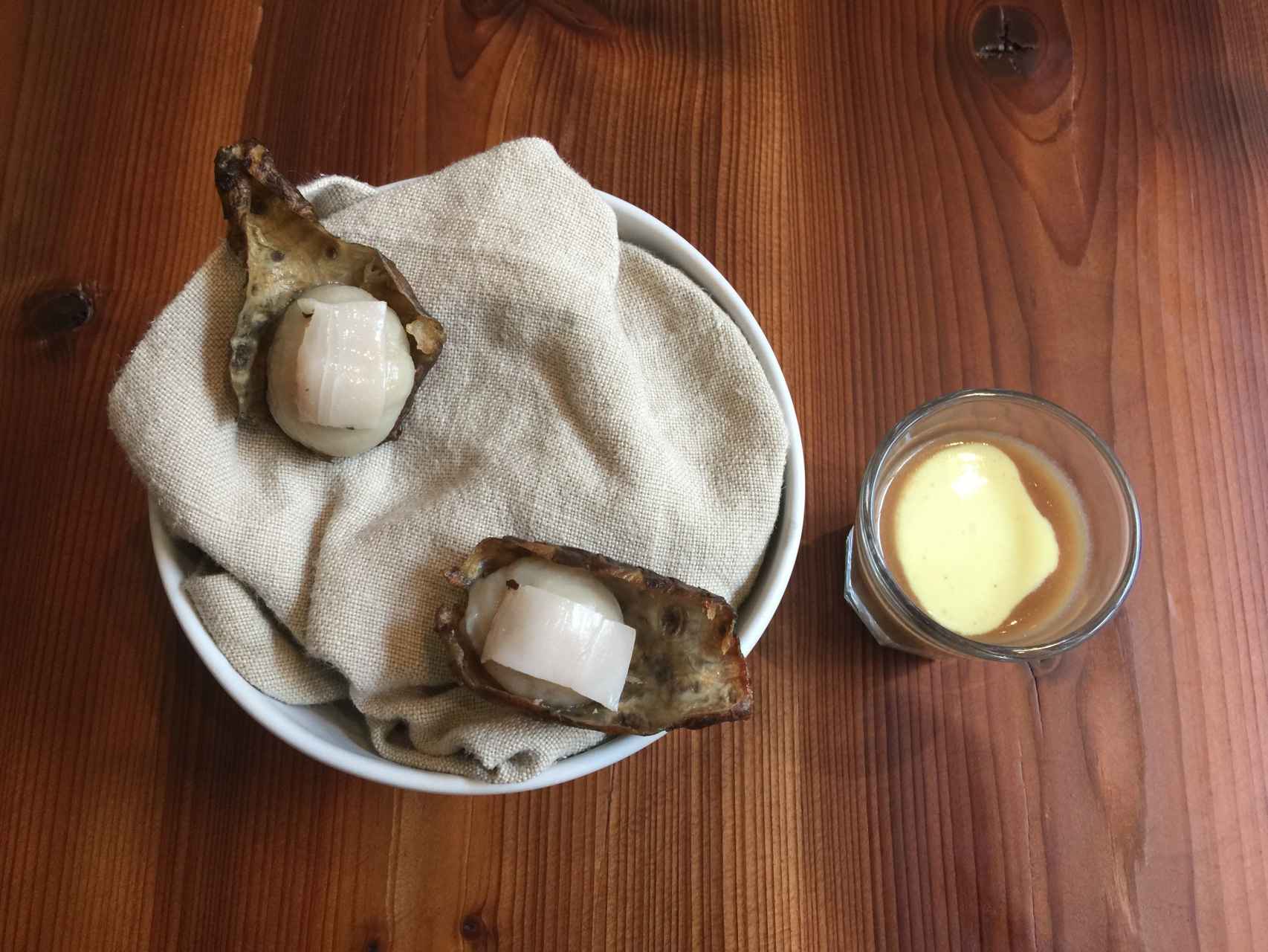 La alcachofa con chupito de cebolla.