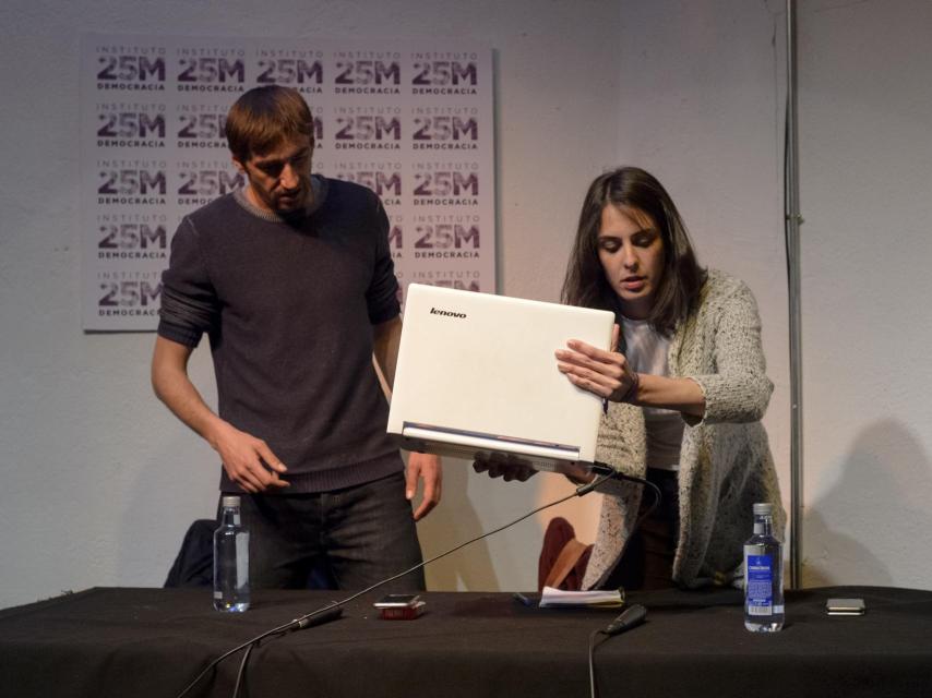 Rita Maestre coloca el ordenador justo antes de la presentación, junto a Emilio Delgado.