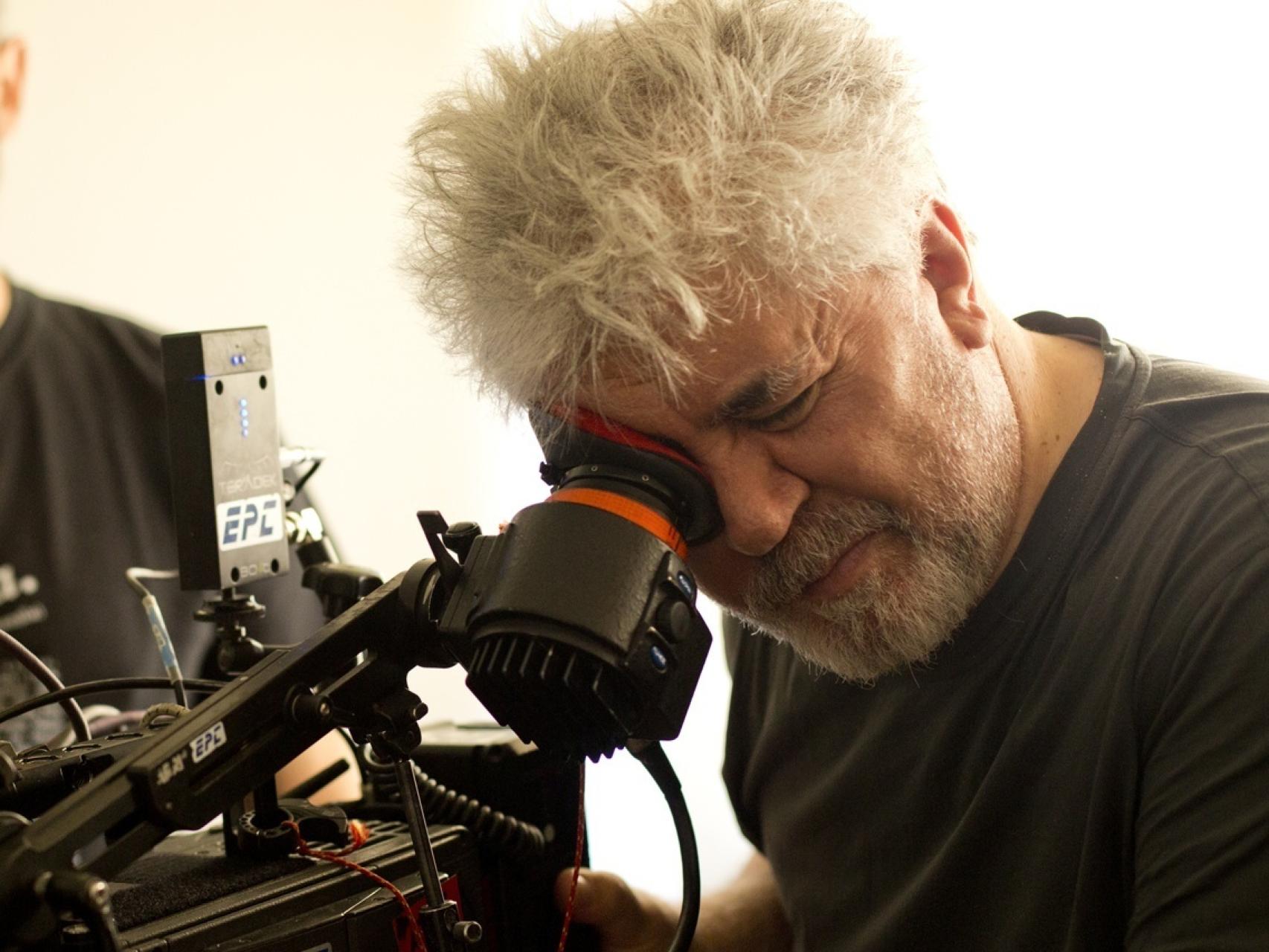 Pedro Almodóvar en pleno rodaje de Julieta.